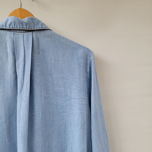 Bella Dahl Chambray Blouse Size Medium Blue Split Back Roll Tab Sleeves Coastal - Picture 15 of 16